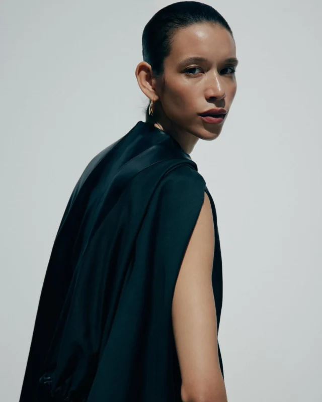 @_dilone

Photographer @ricardobeas_
Stylist @maiskkbr
MUA @ann.benjamas
Hair @chika_nishiyama